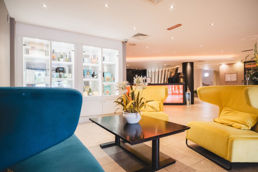 Daffodil Hotel And Spa Reception And Bar00034